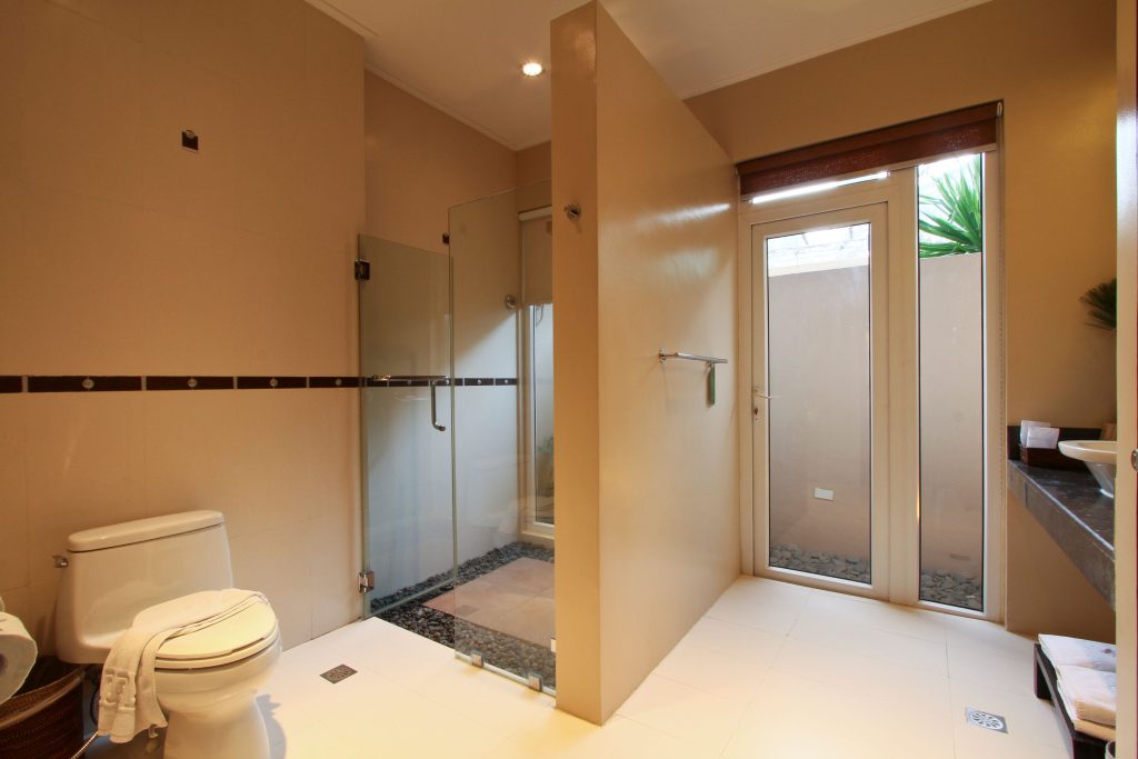 deluxe room bathroom 3