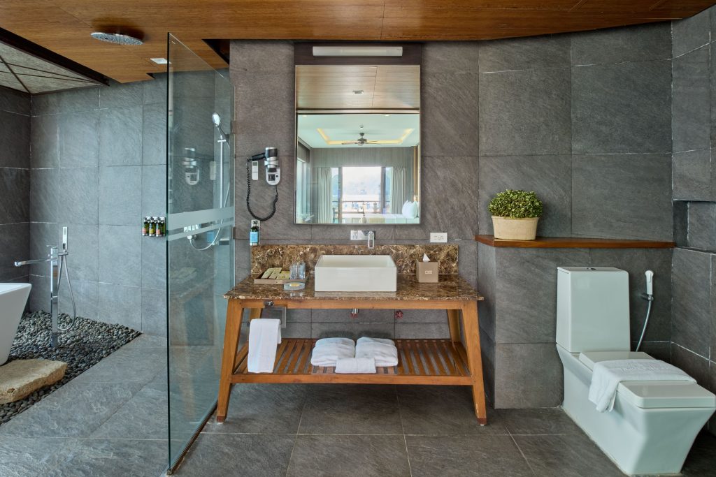 panorama suite bathroom 3