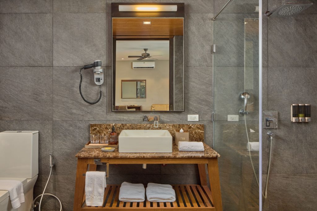 superior king with deck access bathroom 1